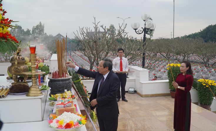 Đồng chí Bí thư Tỉnh ủy Hoàng Đăng Quang dâng hương lên bàn thờ các anh hùng liệt sỹ tại  Nghĩa trang Ba Dốc.