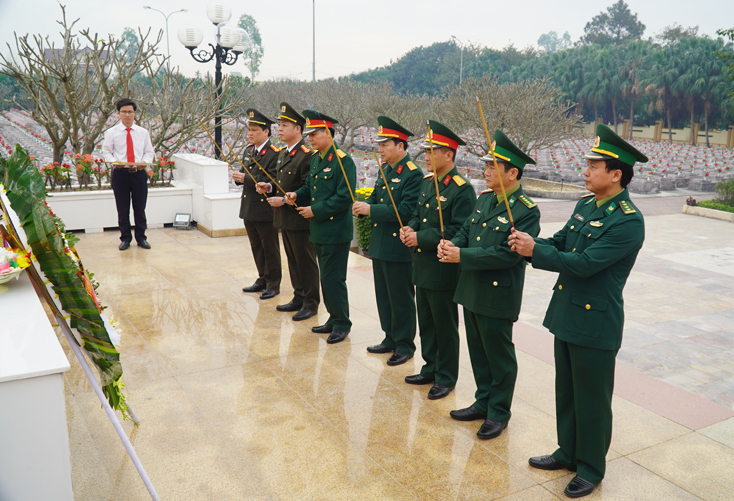 Đoàn đại biểu lực lượng vũ trang tỉnh dâng hương tri ân các anh hùng liệt sỹ.