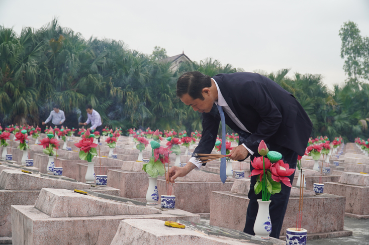 Đồng chí Chủ tịch UBND tỉnh Trần Công Thuật thắp hương lên các phần mộ liệt sỹ đang an nghỉ tại Nghĩa trang liệt sỹ Ba Dốc.