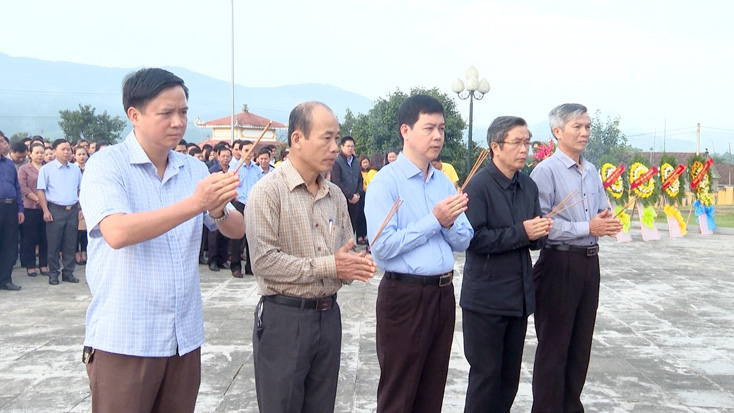 Lãnh đạo huyện Tuyên Hóa kính cẩn nghiêng mình dâng hương tri ân các anh hùng liệt sỹ tại Nghĩa trang liệt sĩ huyện.