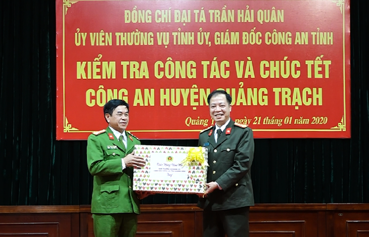 Đại tá Trần Hải Quân, Giám đốc Công an tỉnh tặng quà chúc mừng năm mới cho Công an huyện Quảng Trạch.