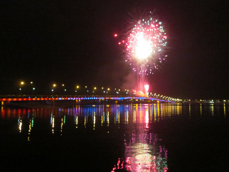 Cầu Nhật Lệ 1 là địa điểm được chọn để tổ chức bắn pháo hoa vào đêm giao thừa hàng năm