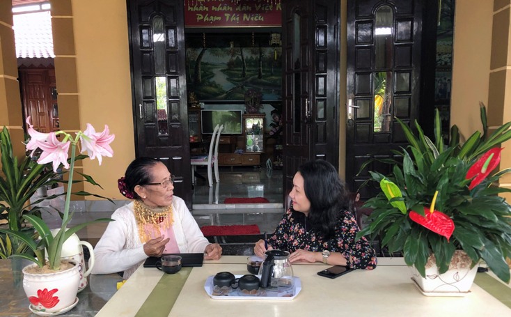Tác giả trò chuyện cùng Nghệ nhân nhân dân Phạm Thị Niếu trong ngôi nhà bên làng biển.