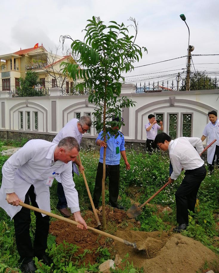 Piter và các bác sỹ Cuba rất hào hứng tham gia Tết trồng cây của người Việt nhân ngày đầu năm mới. 