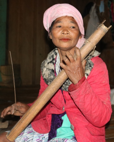 Bà Hồ Thị Chúc, bản Cáo, xã Lâm Hóa, một trong ít người Mã Liềng còn biết cách chế tác và chơi đờn ống.