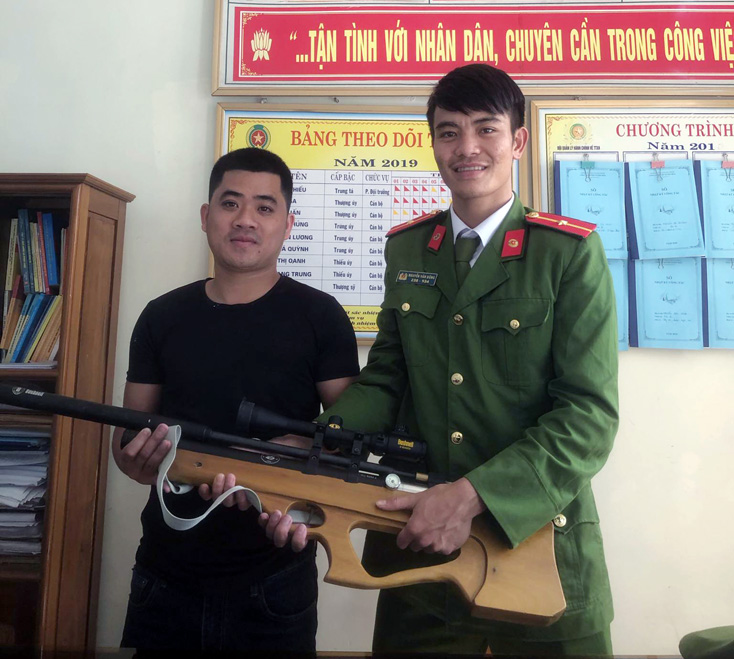 Anh Nguyễn Hữu Thành (SN 1991) ở TT. Đồng Lê mang 1 khẩu súng hơi đến giao nộp tại Công an huyện.