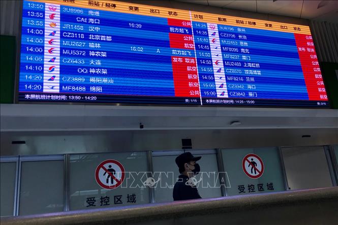 Danh sách các chuyến bay bị hủy tại sân bay ở Vũ Hán, tỉnh Hồ Bắc, Trung Quốc ngày 23-1-2020. Ảnh: AFP/TTXVN