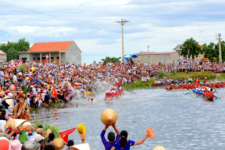 Đông đảo người dân cổ vũ cho các đội bơi, đua.
