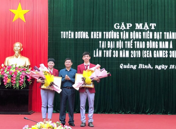 Hai VĐV Nguyễn Huy Hoàng và Hoàng Thị Ngọc nhận bằng khen của UBND tỉnh sau khi giành HCV tại SEA Game 30.