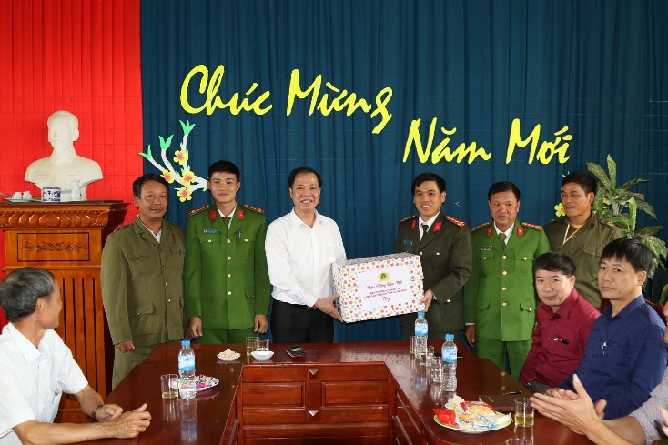 Đại tá Trần Hải Quân trao quà Tết cho cán bộ, chiến sỹ Trại tạm giam.