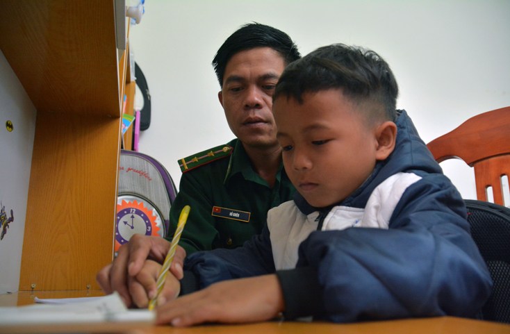 Cán bộ, chiến sỹ Đồn Biên phòng Ra Mai hướng dẫn Hồ Duy học bài.