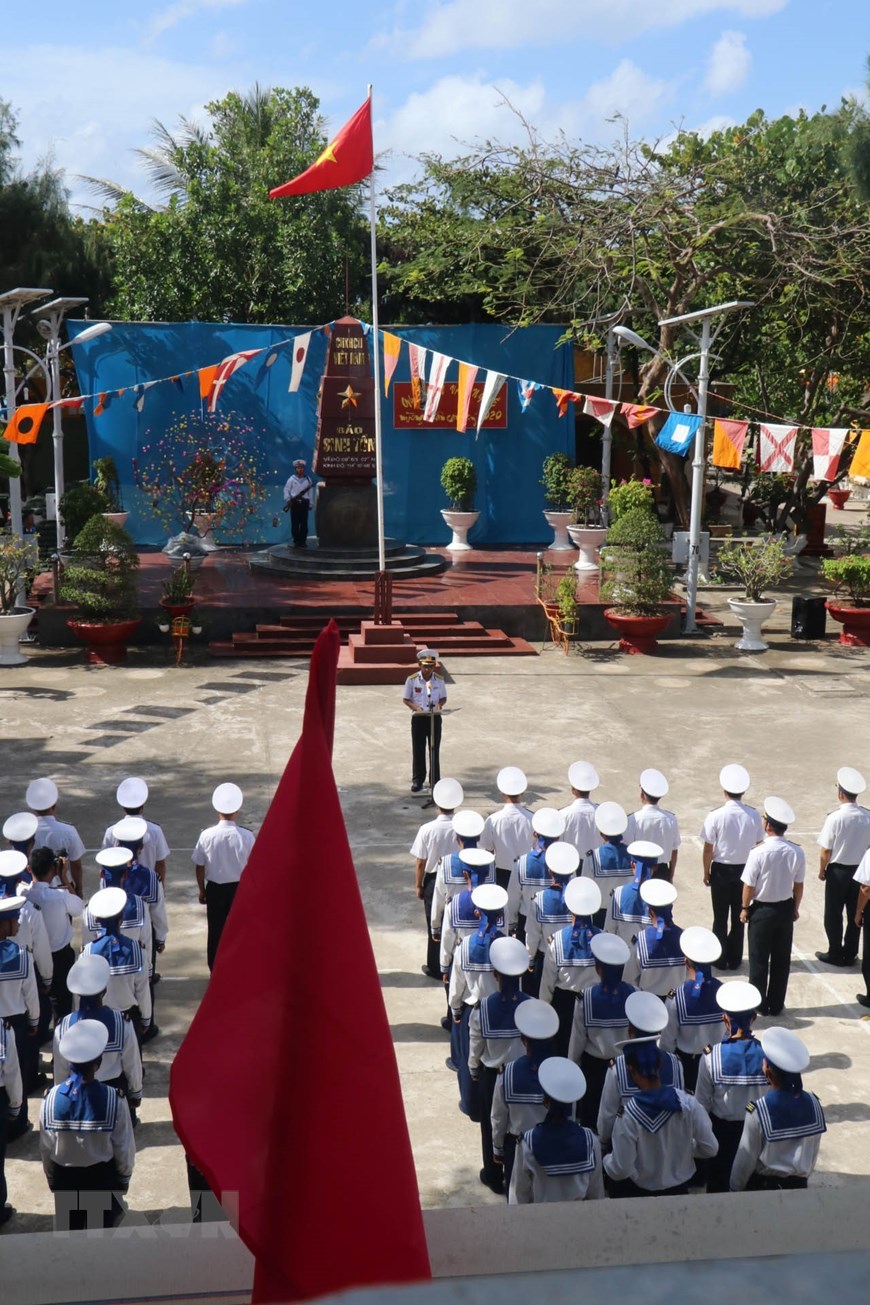 Lễ chào cờ vào sáng mùng 1 Tết Canh Tý 2020 của cán bộ chiến sỹ đảo Sinh Tồn, quần đảo Trường Sa, tỉnh Khánh Hòa. (Ảnh: Nguyễn Văn Nhật/TTXVN)