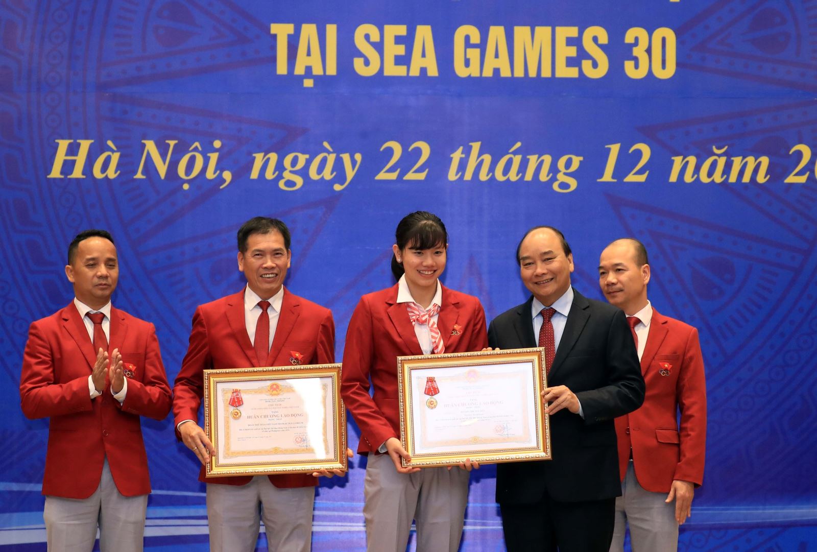 Nguyễn Thị Ánh Viên vinh dự được Thủ tướng Nguyễn Xuân Phúc trao Huân chương Lao động hạng Nhất sau những thành tích tại SEA Games 30. Ảnh: TTXVN
