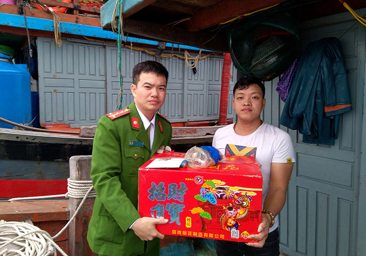 Người dân giao nộp 1 dàn pháo hoa loại 60 ống tại Công an xã Bảo Ninh