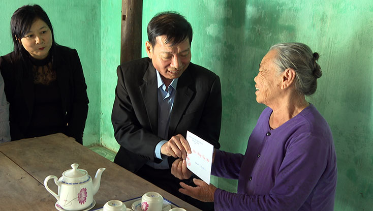  Đồng chí Đậu Minh Ngọc, Bí thư Huyện ủy Quảng Trạch thăm, tặng quà các hộ nghèo trên địa bàn huyện.