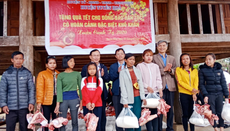 Lãnh đạo huyện Tuyên Hóa thăm, tặng quà cho đồng bào dân tộc thiểu số ở 2 xã Thanh Hóa và Lâm Hóa.
