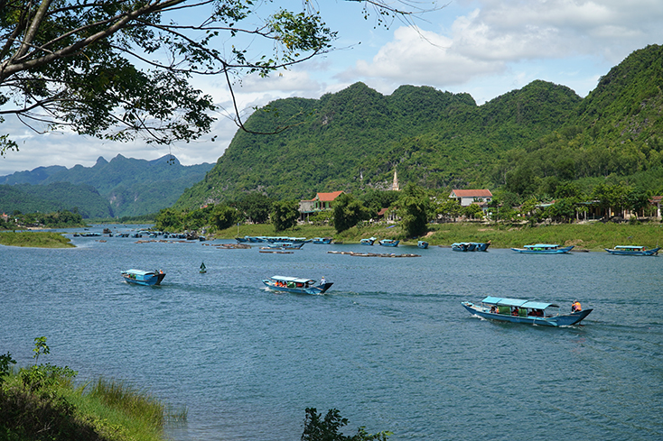 Dịch vụ vận tải hành khách vào tham quan động Phong Nha bằng thuyền mang lại hiệu quả kinh tế cao. 