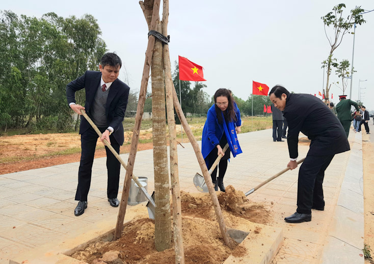 Đồng chí Trần Thắng, Phó Bí thư Thường trực Tỉnh ủy và đồng chí Trần Công Thuật, Chủ tịch UBND tỉnh cùng một số đồng chí lãnh đạo tỉnh tham gia trồng cây xanh.