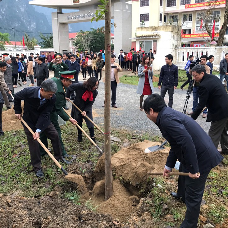 Các đồng chí lãnh đạo huyện Minh Hóa trồng cây hưởng ứng “Tết trồng cây đời đời nhớ ơn Bác Hồ” tại đường Trần Phú, thị trấn Quy Đạt.