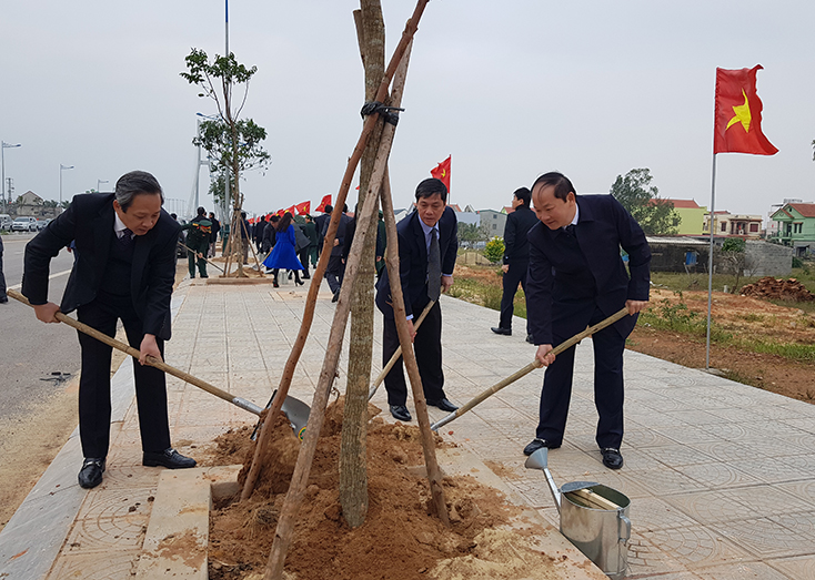 Đồng chí Hoàng Đăng Quang, Ủy viên Trung ương Đảng, Bí thư Tỉnh ủy, Chủ tịch HĐND tỉnh và các đồng chí lãnh đạo tỉnh tham gia trồng cây xanh.