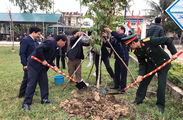 Các đồng chí lãnh đạo thị xã Ba Đồn tham gia trồng cây tại Trường tiểu học và THCS Quảng Thủy.