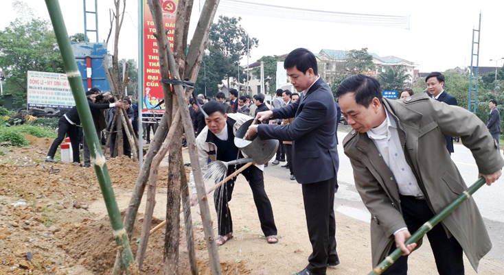 Lãnh đạo huyện Tuyên Hóa trồng cây sau buổi lễ phát động