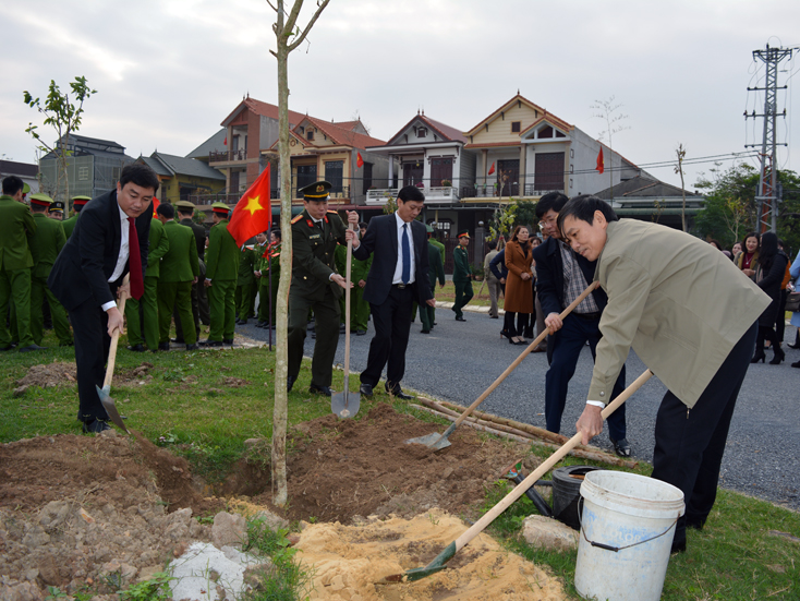 Các đồng chí lãnh đạo huyện Bố Trạch tham gia trồng cây xanh đầu xuân Canh Tý 2020