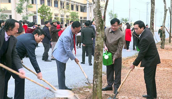 Lãnh đạo huyện Quảng Trạch trồng cây tại buổi lễ  