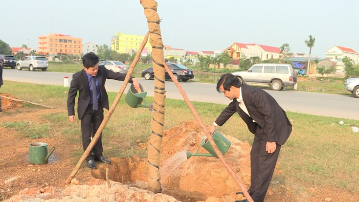 Các đồng chí lãnh đạo huyện Lệ Thủy tham gia trồng cây sau buổi lễ