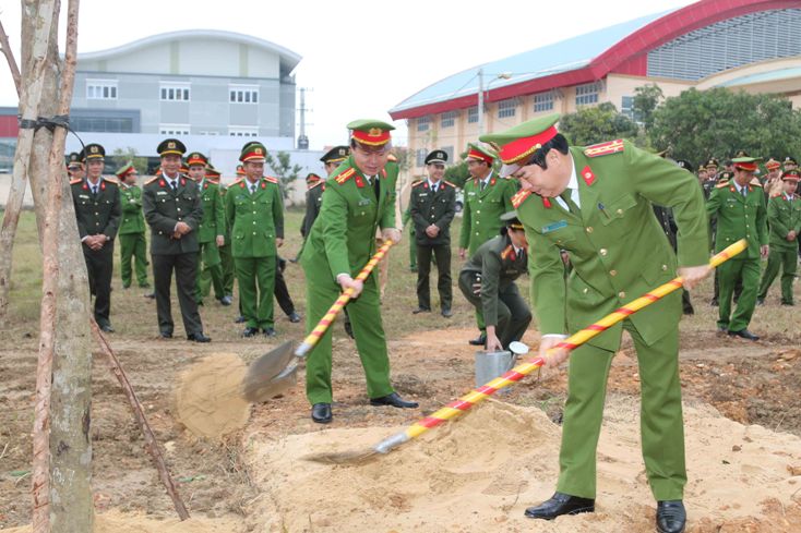 Lãnh đạo Công an tỉnh và đông đảo cán bộ, chiến sỹ hưởng ứng  