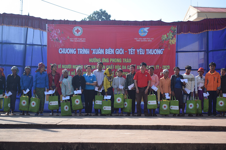 Chương trình trao quà Tết hưởng ứng phong trào “Tết vì người nghèo và NNCĐDC” Xuân Canh Tý năm 2020 tại xã Thượng Trạch (Bố Trạch).