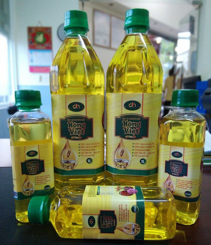 Sản phẩm dầu lạc nguyên chất Nông Việt do Công ty TNHH Diến Hồng (thị trấn Quy Đạt, huyện Minh Hóa) sản xuất là 1 trong 24 sản phẩm OCOP được đánh giá xếp hạng. 