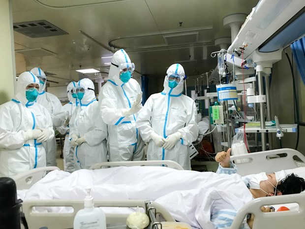 Nhân viên y tế chuyển bệnh nhân nhiễm virus nCoV tại bệnh viện ở thành phố Vũ Hán, tỉnh Hồ Bắc, Trung Quốc ngày 30-1-2020. (Ảnh: THX/TTXVN)