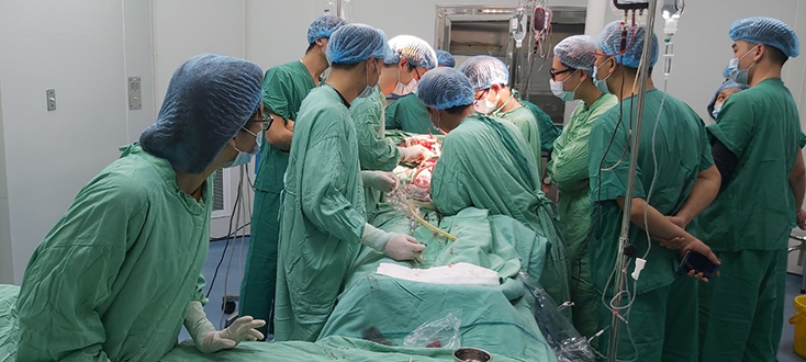 Các bác sỹ đã tham gia phẫu thuật cứu sống người bệnh