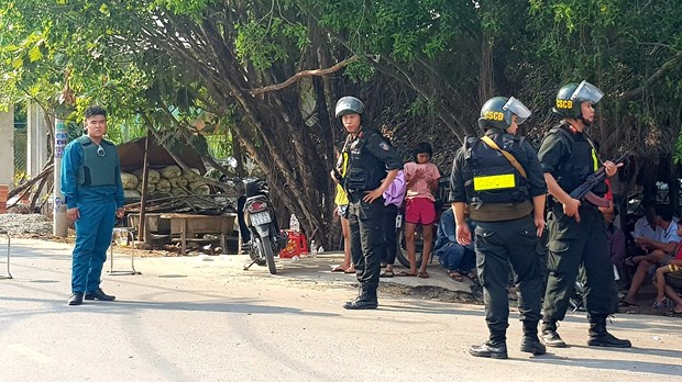 Công an phong tỏa, truy bắt đối tượng Tuấn trên địa bàn huyện Củ Chi. (Ảnh: Thành Chung/TTXVN)