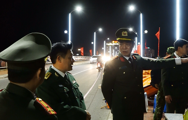 Đại tá Trần Hải Quân, Giám đốc Công an tỉnh kiểm tra công tác bảo đảm ANTT tại đêm giao thừa.