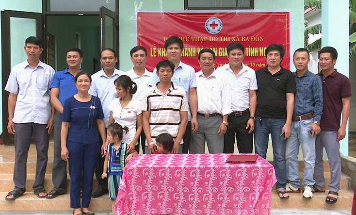 Bàn giao nhà Đại đoàn kết cho ông Lê Văn Dũng ở tổ dân phố 8, phường Quảng Phong. 