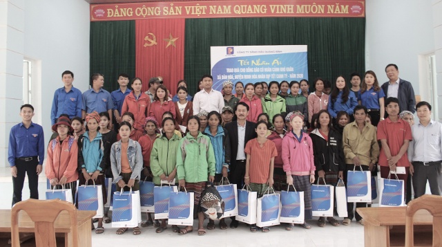 Bà con vùng sâu, vùng xa xã Dân Hóa, huyện Minh Hóa vui vẻ nhận quà Tết 2020.