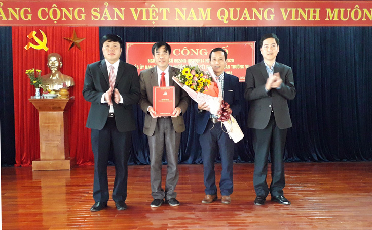 Đồng chí Lê Công Hữu, Tỉnh ủy viên, Bí thư Huyện ủy Tuyên Hóa trao Quyết định thành lập Đảng bộ cho lãnh đạo Đảng ủy xã Thạch Hóa.