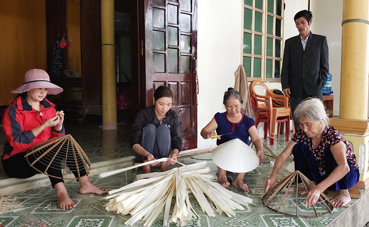 Nghề đan nón lá đem lại thu nhập ổn định lúc nông nhàn cho người dân xã Quảng Hải.