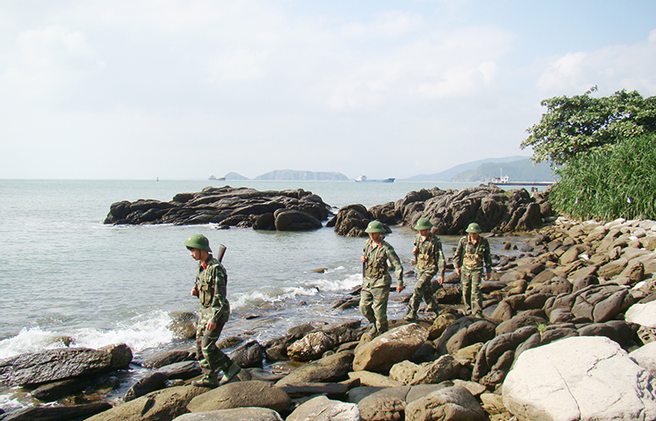 Bộ đội dảo Hòn La (huyện Quảng Trạch) tuần tra canh gác. A.T
