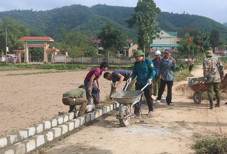 Người dân xã Thuận Hóa góp sức xây dựng tuyến đường kiểu mẫu. 