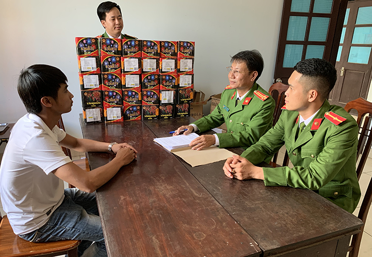 Tang vật và đối tượng bị bắt giữ trong vụ vận chuyển 132kg pháo tại huyện Quảng Ninh. 