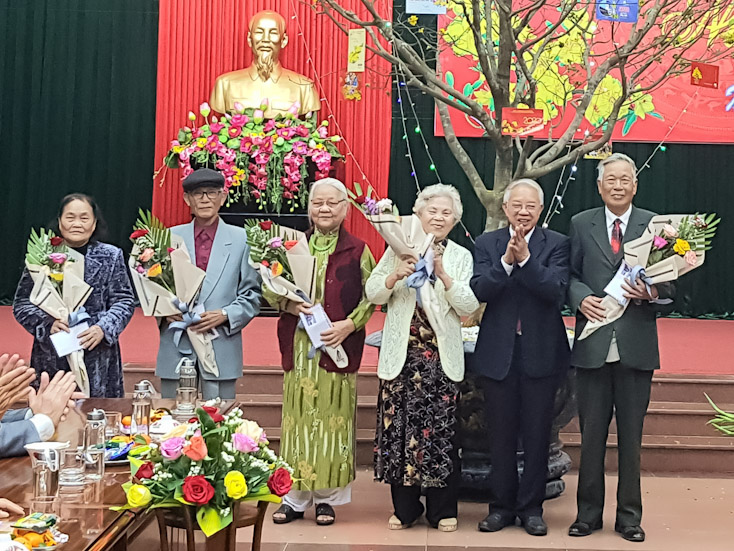 Đồng chí Hoàng Văn Khẩn, Chủ tịch Hội Tình nghĩa hưu trí UBND tỉnh tặng hoa chú thọ các hội viên cao tuổi.