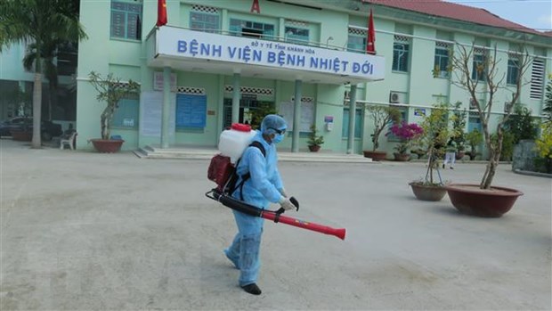 Nhân viên thực hiện sát trùng hàng ngày toàn bộ ngoài và bên trong Bệnh viện Bệnh nhiệt đới. (Ảnh: Phan Sáu/TTXVN)