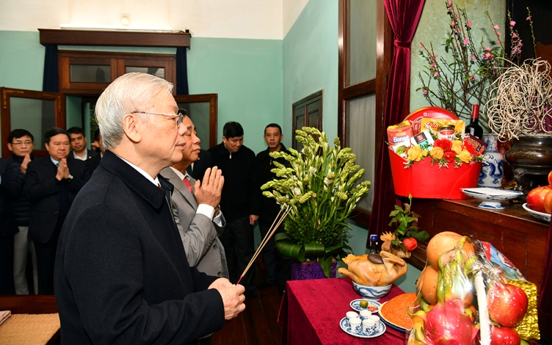 Tổng Bí thư, Chủ tịch nước Nguyễn Phú Trọng dâng hương tưởng niệm Chủ tịch Hồ Chí Minh tại Nhà 67 trong Khu Di tích Chủ tịch Hồ Chí Minh tại Phủ Chủ tịch.