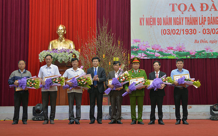 Đồng chí Trương An Ninh, Bí thư Thị ủy Ba Đồn trao giấy khen cho các tổ chức cơ sở đảng có thành tích xuất sắc trong công tác xây dựng Đảng năm 2019.