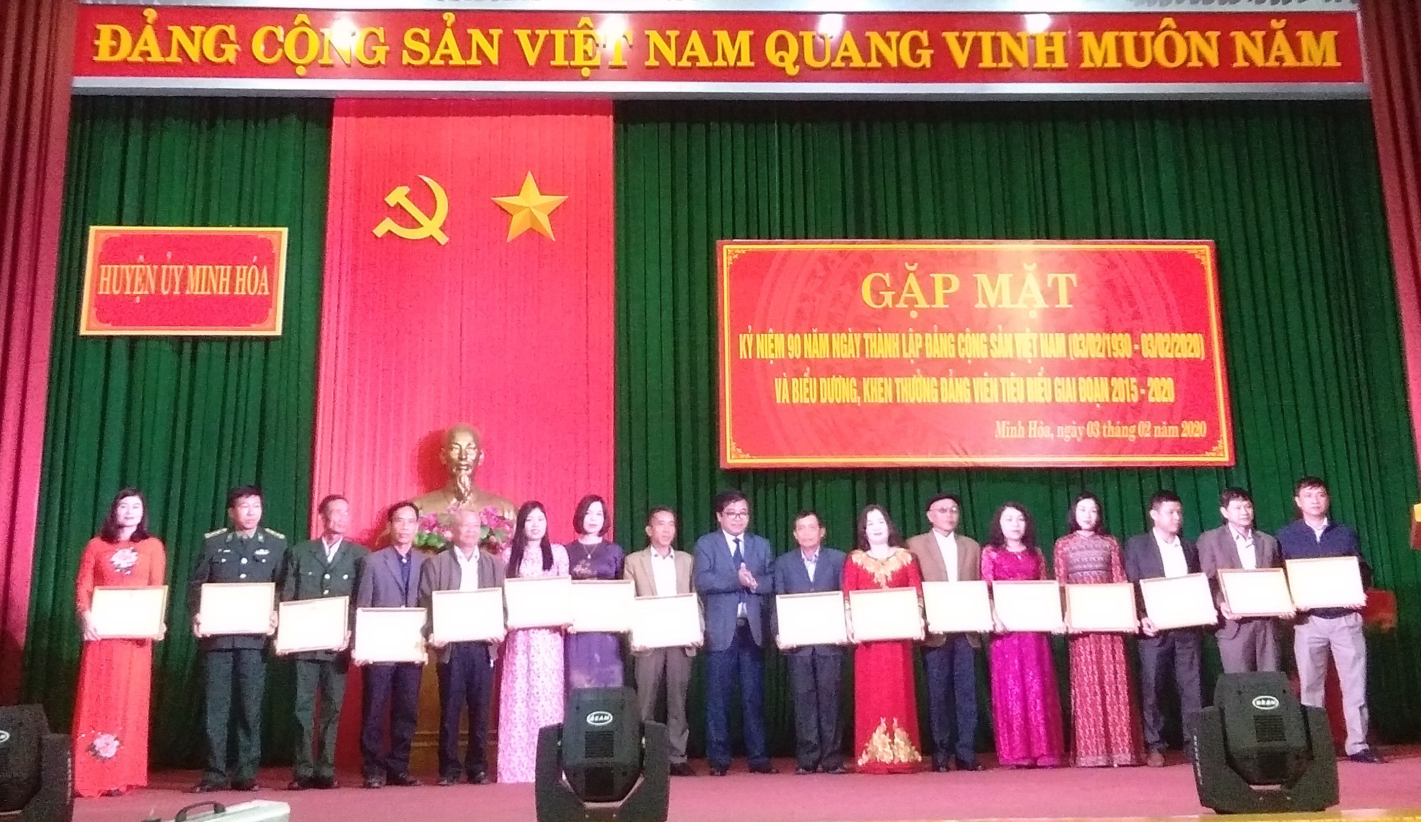 Đồng chí Đoàn Ngọc Lâm, Bí thư Huyện ủy Minh Hóa khen thưởng cho các đảng viên có đóng góp tiểu biểu đối với công tác xây dựng Đảng.