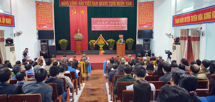 Đồng chí Lê Công Hữu, Tỉnh ủy viên, Bí thư Huyện ủy ôn lại truyền thống lịch sử 90 năm xây dựng và trưởng thành của Đảng ta.