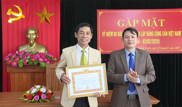 Lãnh đạo huyện ủy Quảng Trạch trao Huy hiệu 30 đến 60 năm tuổi Đảng cho đảng viên.